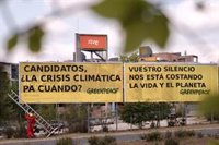 Greenpeace cuelga una pancarta en RTVE pidiendo que en el debate se hable de la crisis climática