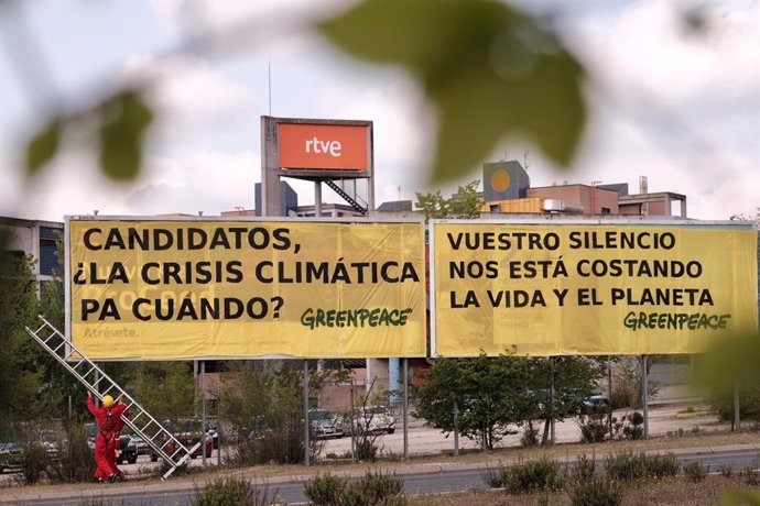Greenpeace cuelga una pancarta en RTVE para pedir a los partidos que pongan atención a la crisis climática en el debate