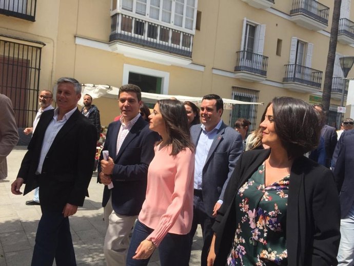 Sevilla.-28A.-Arrimadas critica que Torra se "indigne" por la quema de un muñeco de Puigdemont cuando "anima a los CDR"