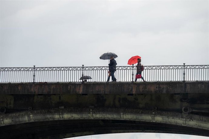 Andalucía espera a partir del martes un descenso de las temperaturas, lluvias y fuerte viento en el Mediterráneo