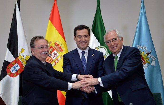 Moreno firma un acuerdo de colaboración con Ceuta y Melilla para recuperar "el vínculo dormido" con Andalucía