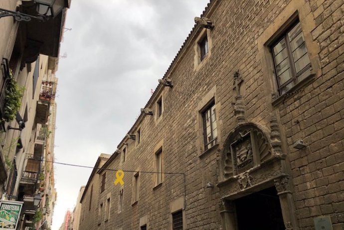 Bou (PP) pide a Colau retirar lazos amarillos de las calles de Ciutat Vella en Barcelona