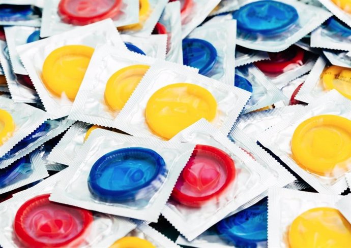 Fabrican preservativos que cambian de color si detectan alguna ETS