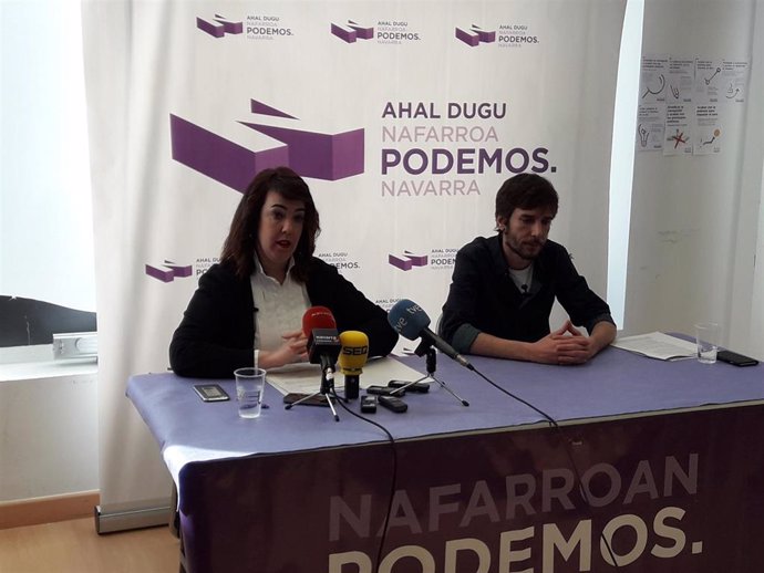 Ainhoa Aznárez y Mikel Buil, parlamentarios de Podemos.