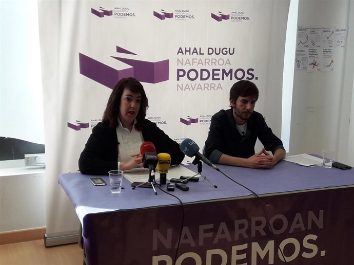 Ainhoa Aznárez y Mikel Buil, parlamentarios de Podemos.
