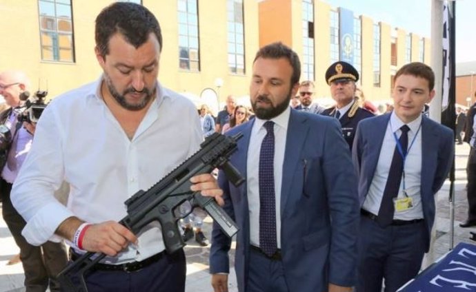 Italia.- Salvini resta importancia a la publicación de una foto suya con una ametralladora