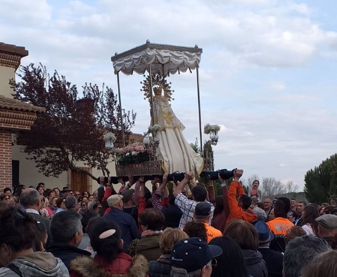 Miles de romeros se congregan el Lunes de Pascua para acompañar a la Virgen de Sacedón en Pedrajas (Valladolid)