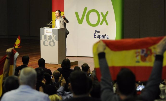 Santiago Abascal visita A Coruña nun acto de campaña electoral