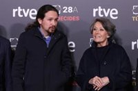 Iglesias y Sánchez se saludan en un pasillo antes de comenzar el debate a cuatro