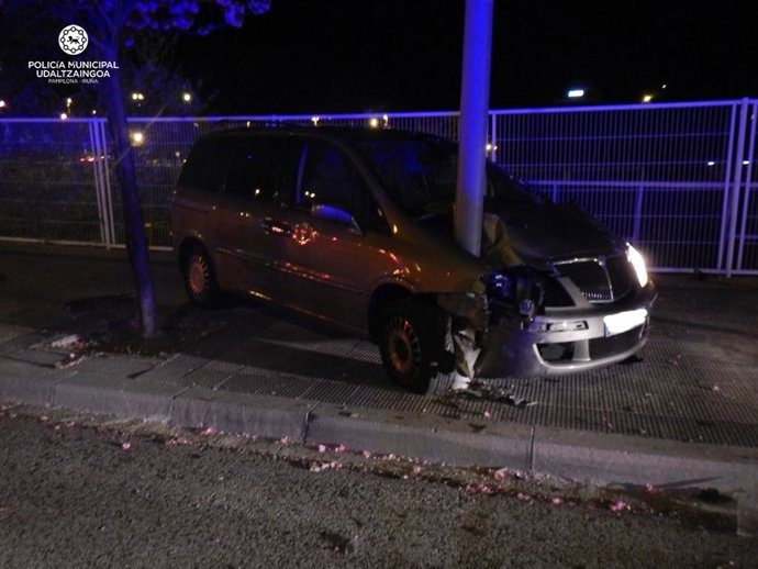 Sucesos.-Policía Municipal incoa diligencias a un menor de 17 años que conducía un vehículo y ha chocado contra un árbol