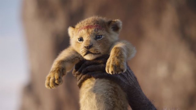 Jon Favreau promete que el remake de El rey león "sorprenderá al público"