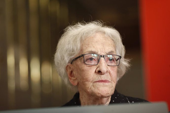 Ida Vitale, Premio Cervantes 2018, deposita su legado en la Caja de las Letras del Instituto Cervantes