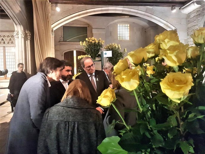 Sant Jordi.- Torra visita las paradas de entidades en la Generalitat, con rosas amarillas