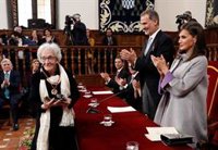 Ida Vitale defiende en la entrega del Premio Cervantes que "la locura" del Quijote es "frenesí poético"