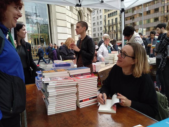 Sant Jordi.- Virginie Despentes: "En Francia tenemos amor por el libro pero no una fiesta como ésta"