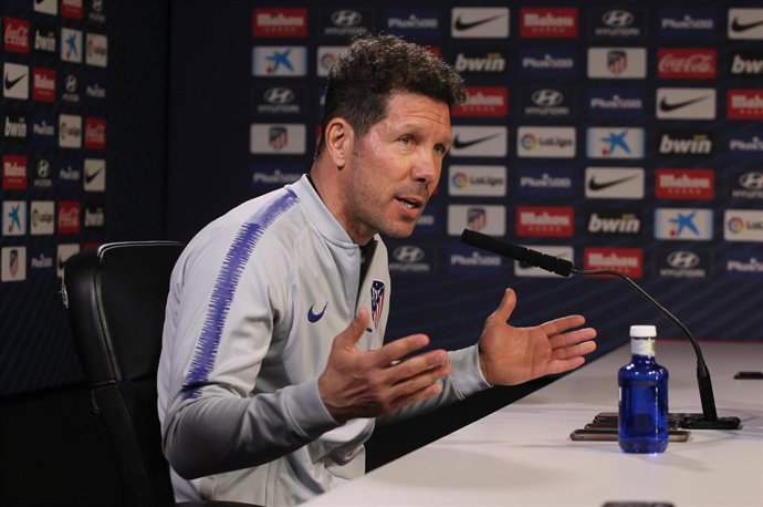 Simeone: "A los que ven menos fútbol les sorprenden las eliminaciones del Real Madrid y PSG"