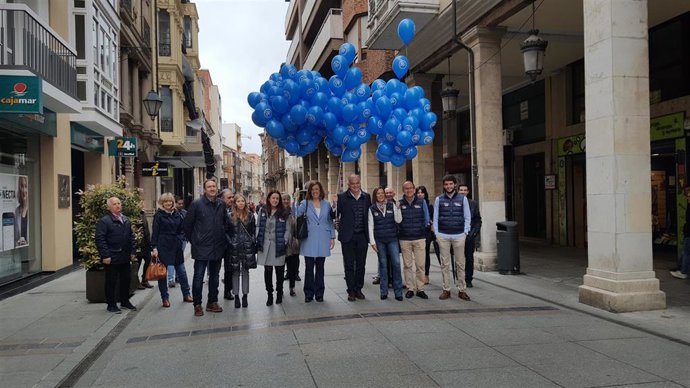 Ahí va una sobre agricultura y mi foto. Esteban González Pons recorre las calles de Palencia con los candidatos.