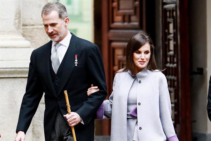 La Reina Letizia se mimetiza con su look con un día de lluvia y nubes