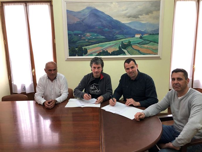 El INDJ y el Ayuntamiento de Baztan firman un convenio para acometer la reforma del frontón de Mugairi
