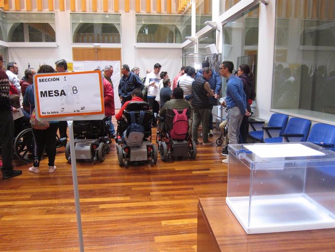 28A.- Un Centenar De Personas Con Discapacidad Intelectual Participan En Badajoz En Un Simulacro Electoral