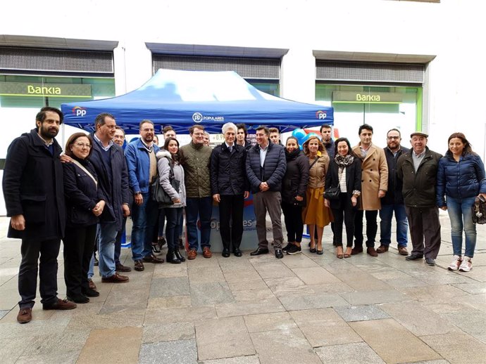 FOTO FIRMA:EP. Suárez Illana en Salamanca junto a integrantes y candidatos del PP de Salamanca