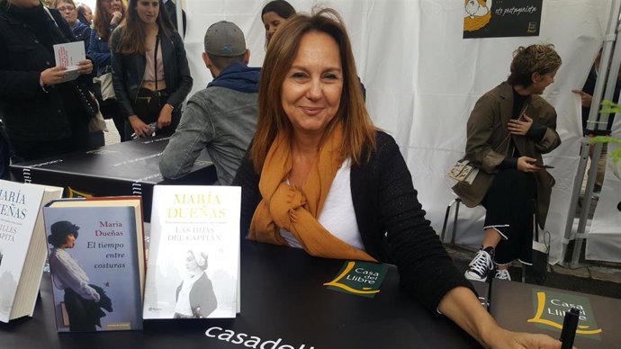 Sant Jordi.- María Dueñas: "Una chica rusa aprendió el español con mis novelas"