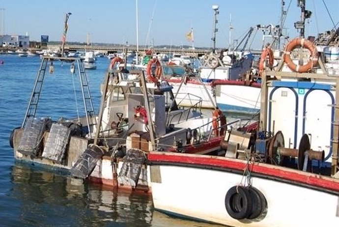 El temporal de viento obliga a la mayoría de la flota pesquera de Huelva a permanecer amarrada a puerto