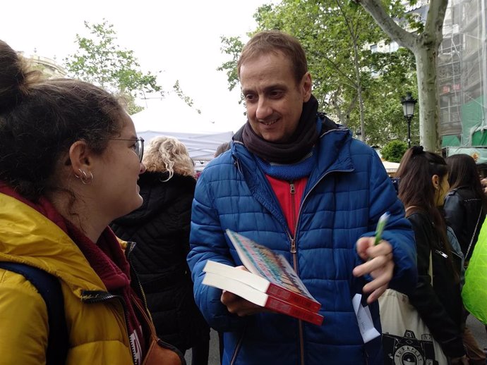 Sant Jordi.- Albert Espinosa vive "como un sueño" firmar un libro que sucede en la Diada