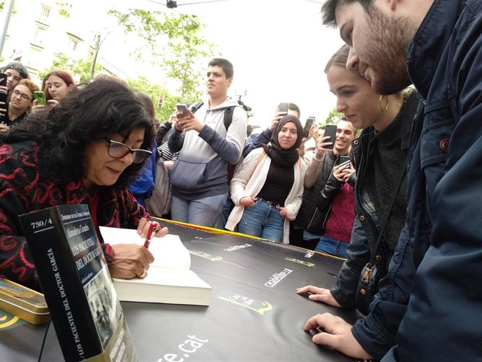 Sant Jordi.- Almudena Grandes: "Los protagonistas son los lectores, los autores, parte del decorado"