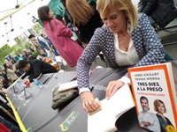 Gemma Nierga firma libros con un sello de Cuixart que dice: "Nunca podrán encarcelar las ideas"