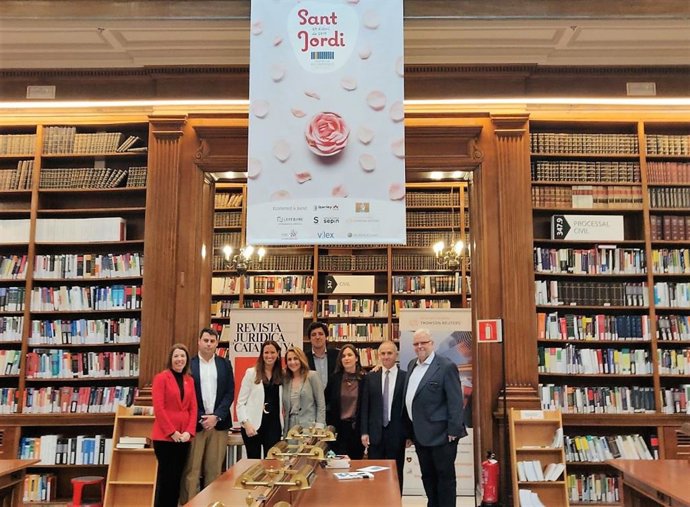 Sant Jordi.- L'Icab acull una fira amb llibres i roses per als seus collegiats i associats