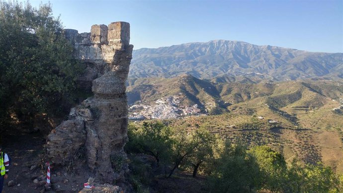 Málaga.- Arenas anuncia el inicio de los trabajos de conservación del castillo de Bentomiz, BIC del S. XI
