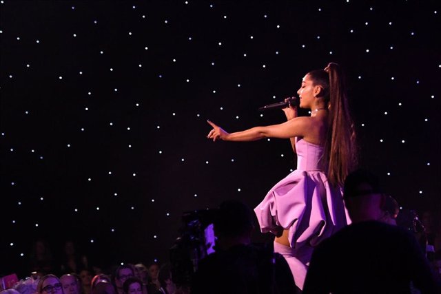 VÍDEO: Ariana Grande invita a NSYNC a canta con ella en Coachella