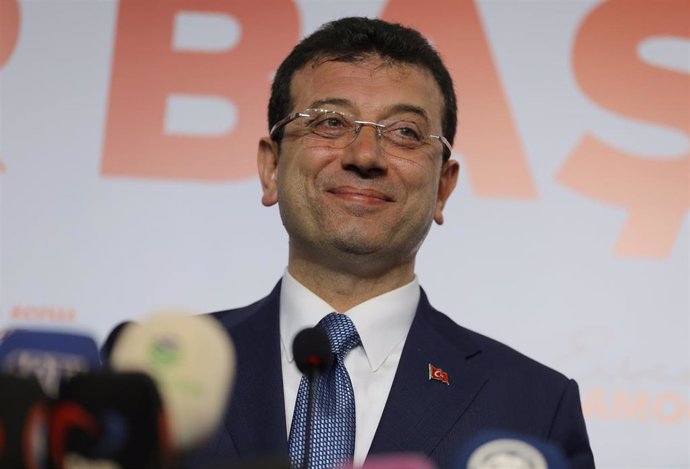 Turquía.- El candidato opositor exige ser declarado ganador de las elecciones municipales de Estambul