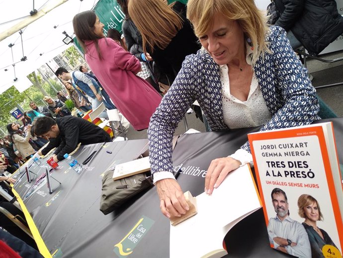Sant Jordi.- Nierga signa llibres amb un segell de Cuixart que diu: "Mai podran empresonar les idees"