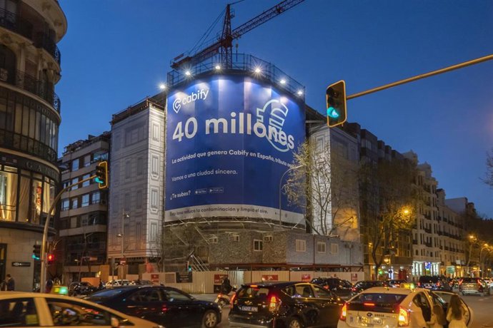 Cafiby instala dos lonas publicitarias que eliminan los contaminantes de la atmósfera