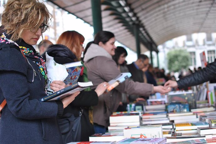 El Gremio de Libreros destaca la "gran afluencia de público" a los puestos de la plaza de España de Valladolid