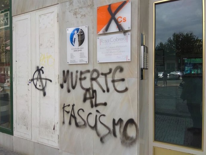 Cs condena el "ataque" a su sede de Almería, pintada con el mensaje 'Muerte al fascismo'