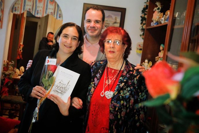 Sant Jordi.- Amics de la Gent Gran regala rosas y libros a 1.000 mayores junto a Torra y Colau