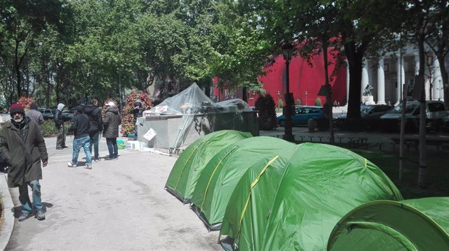 28A.- Personas Sin Techo Acampan En El Paseo Del Prado Para Pedir A Los Partidos Medidas Que Acaben Con El Sinhogarismo