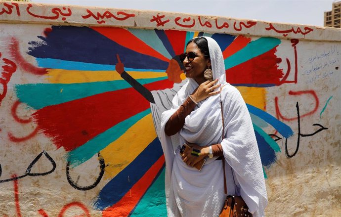 Sudán.- La mujer símbolo de las protestas en Sudán dice que lo que buscan es "la caída del régimen en su conjunto"