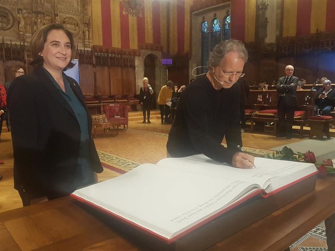 Sant Jordi.- Mia Couto sobre la tradición del libro y la rosa: "No deja a nadie indiferente"