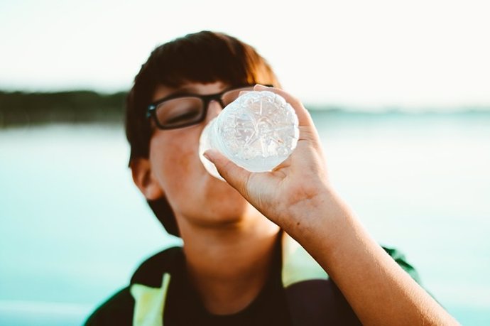 Niño bebiendo agua, beber, hidratación, gafas