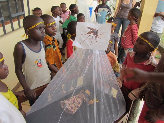 La Fundación Recover acompaña a colegios en Camerún para que aprendan a identificar de forma precoz casos de malaria