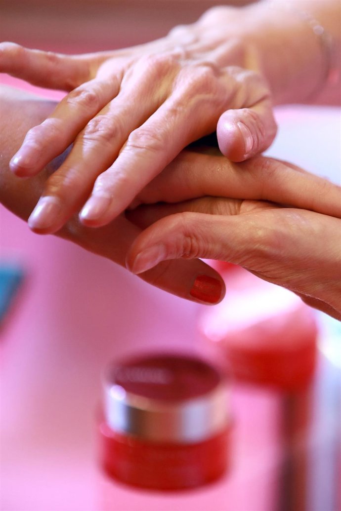 ¿Cómo Proteger Las Uñas Blanda Por El Gel Y El Nail Art?