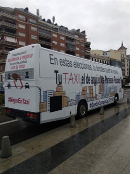 28A.- Taxistas Fletán Un Bus Vinilado Para Pedir El Voto A Los Partidos Que Defienden Al Sector