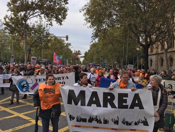Manifestación en Barcelona de Marea Blanca y Marea Pensionista de Catalunya