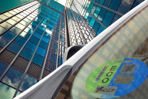 Economía/Motor.- Los distintivos ambientales de la DGT en los vehículos son obligatorios en Madrid desde hoy