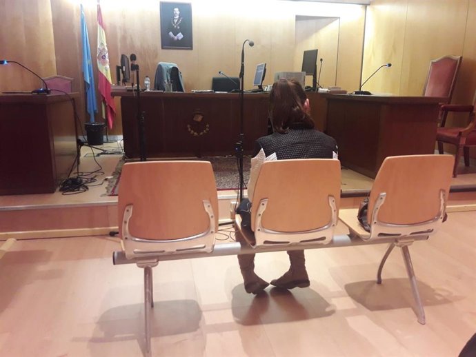 Trib.- "Ella me daba la tarjeta para que le sacase el dinero" señala la acusada de estafar a su vecina en Avilés