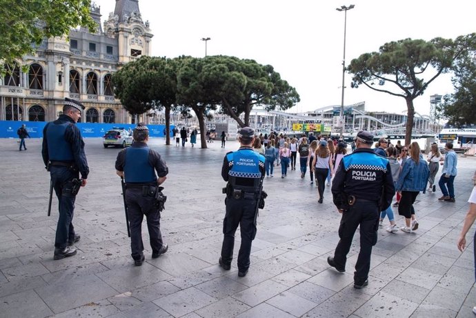 Despliegan un operativo policial estable contra el 'top manta' en Portal de la Pau de Barcelona